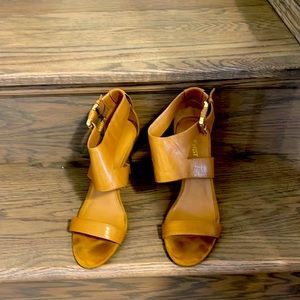 Nine West open toes beautiful neutral color in excellent condition